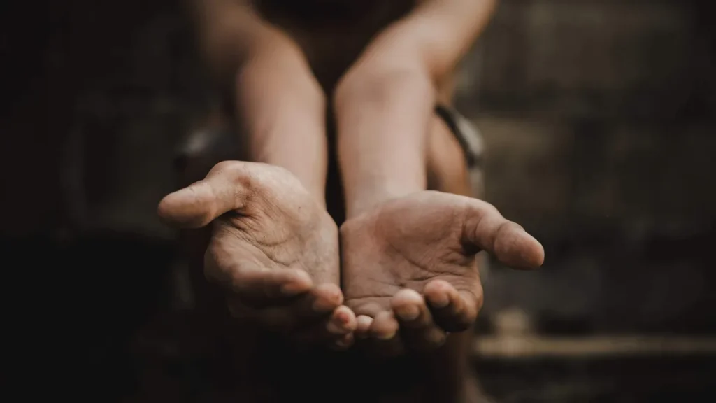 Imagem maos crianca pobre pedindo esmola do artigo Igreja recorda o Dia Mundial dos Pobres com apelo à Solidariedade