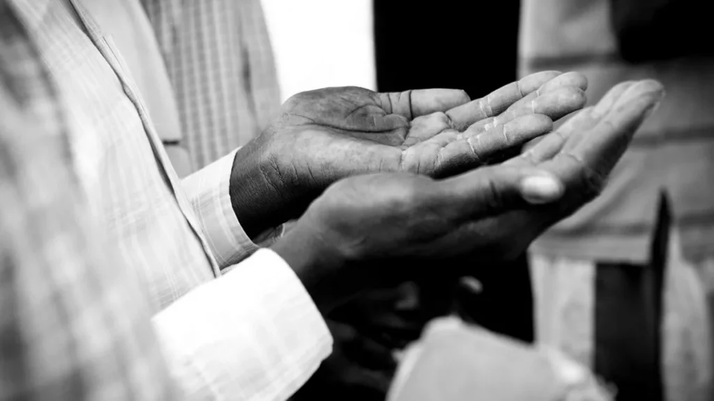 Imagem maos em oracao de um homem negro do artigo "Sementes de paz": o apelo do Papa aos cristãos perseguidos