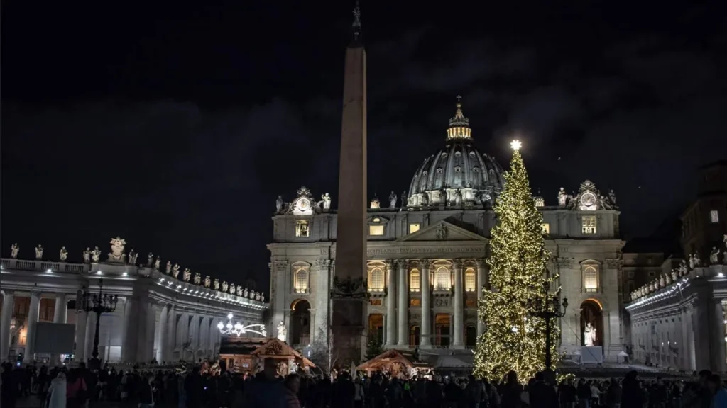 Imagem natal no vaticano com presepio e arvore de natal na praca sao pedro do artigo Árvore de Natal do Vaticano destaca fé e cuidado ambiental