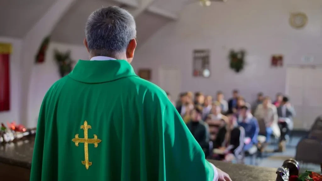 Imagem padre com casula verde de frente para o povo na igreja do artigo O clericalismo é um obstáculo no caminho sinodal?