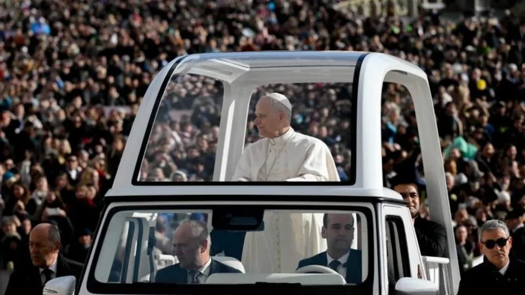 Imagem papa leao xiv em cima do papamovel do artigo Papa Leão XIV levará mensagem de paz à Turquia e ao Líbano