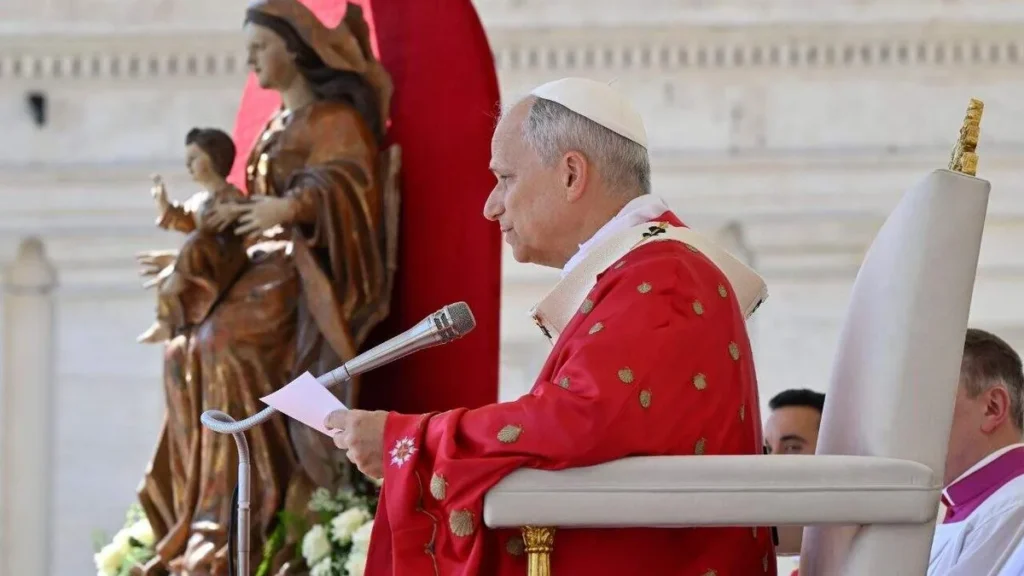 Imagem papa leao xiv em pentecostes 2025 do artigo A devoção do Papa Leão XIV a Nossa Senhora
