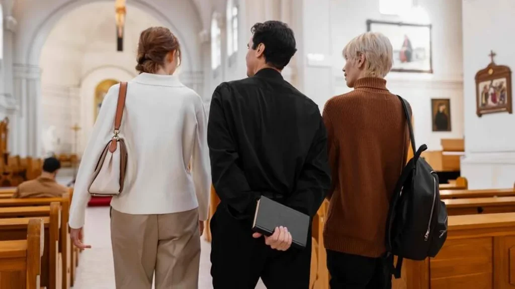 Imagem pessoas visitando e orando no edificio da igreja do artigo Como o caminho sinodal pode superar divisões na Igreja