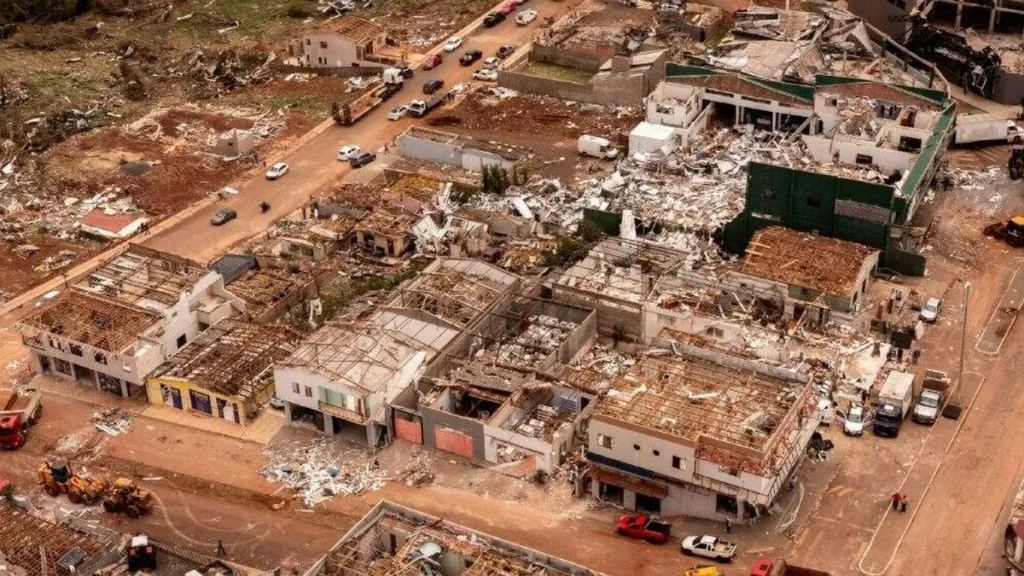 Imagem tragedia furacao parana Rio Bonito do Iguacu guarapuava do artigo Após tornado que matou 7 pessoas, Bispo reforça auxílio à região