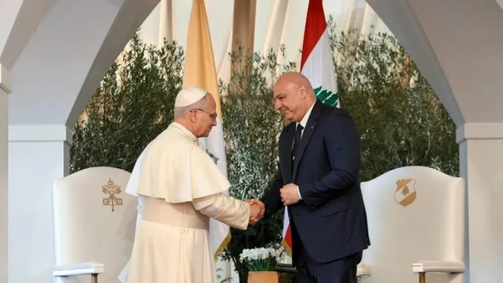 Imagem papa leao xiv se despede do presidente do libano do artigo Papa Leão XIV conclui visita ao Líbano com apelo pela paz