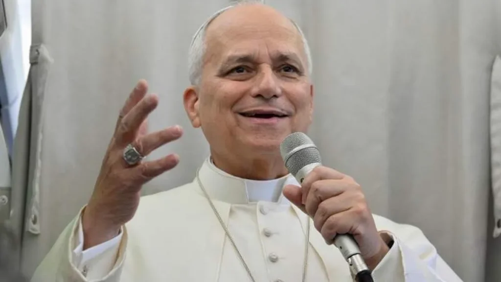 Imagem papa leao xiv feliz e sorridente segurando microfone em aviao de volta a roma apos viagem para o libano do artigo Aprenda a lição de Leão XIV sobre quando Deus muda nossos planos