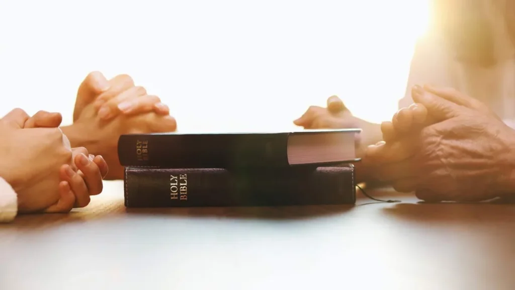 Imagem palavra de Deus biblia maos que rezam do artigo Reflexão Semanal: sejamos homens e mulheres que anunciam