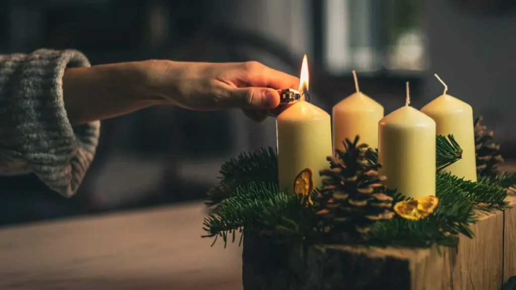 Imagem coroa advento natal acender a vela do artigo Acolher Jesus verdadeiramente nos transborda de alegria