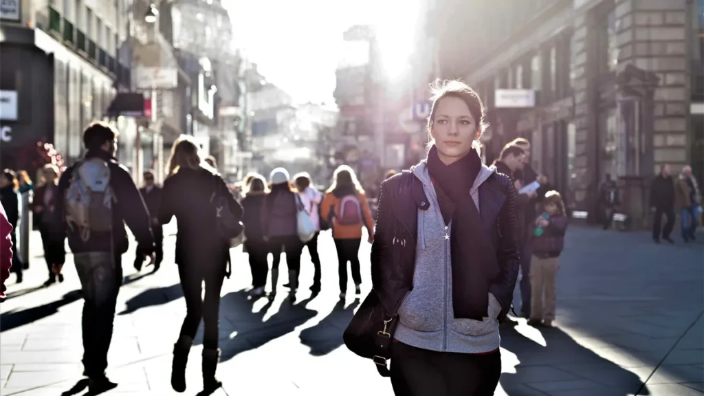 Imagem mulher caminhando na rua da cidade do artigo É possível humanizar as cidades?
