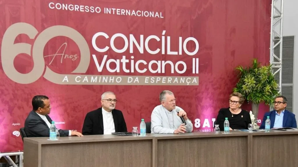 Imagem Bispos sentados a mesa participando do Congresso Internacional Concilio Vaticano II do artigo Dom Jaime Spengler reflete legado do Concílio Vaticano II