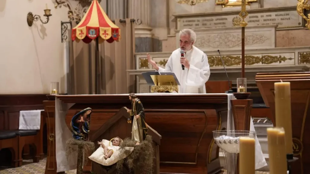 Imagem Padre Edvaldo celebrando a Novena de Natal do Santuario Nacional do artigo Novena de Natal nos convida a “Acolher Jesus, o Verbo de Deus”