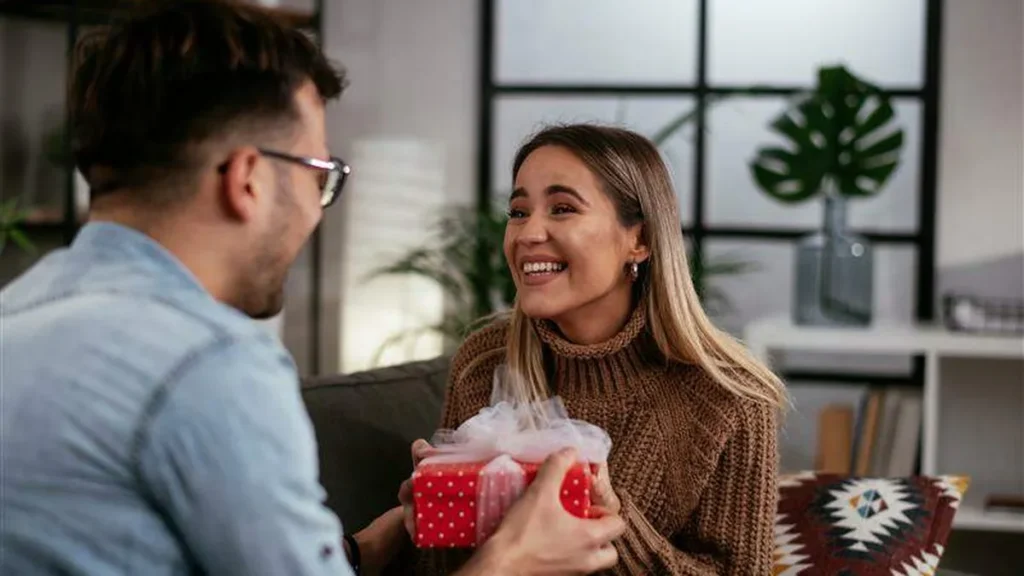 Imagem mulher ganhando presente do artigo 10 ideias de presentes para um amigo secreto cristão no Natal