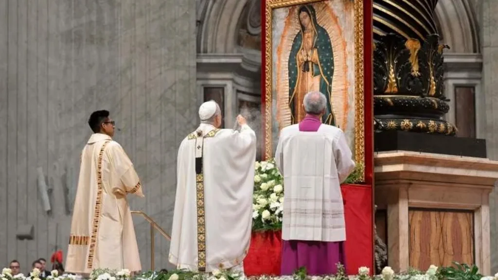 Imagem papa leao xiv incensa icone de nossa senhora de guadalupe em missa na basilica de sao pedro 2025 do artigo Papa pede a Guadalupe que o ódio não guie a humanidade