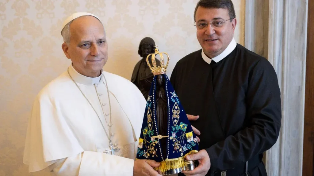 Imagem papa leao xiv recebe imagem de nossa senhora aparecida das maos de padre marlos aurelio c.ss.r. do artigo Papa Leão XIV recebe imagem de Nossa Senhora Aparecida dos redentoristas