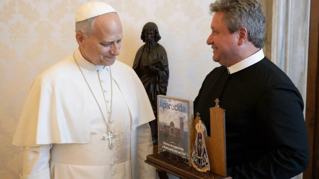 Papa Leão XIV recebe a Revista de Aparecida das mãos do Reitor do Santuário Nacional