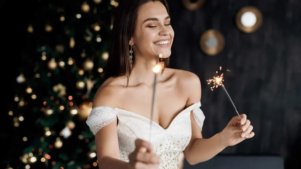 Imagem linda mulher sorridente no vestido com champanhe e fogos de artificio Easy Resize.com do artigo Ano novo, tudo novo: recomeços emocionais possíveis