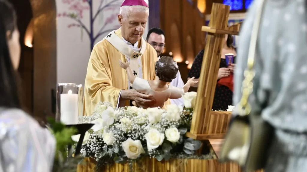Imagem dom orlando coloca imagem do menino jesus sobre a manjedoura no altar central na missa de natal 2025 do artigo “Vieste pelo caminho da humildade”, diz Dom Orlando ao Menino Jesus