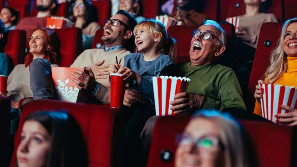 Imagem familia no cinema assistindo filmes do artigo Os 45 filmes recomendados pela Igreja e por São João Paulo II