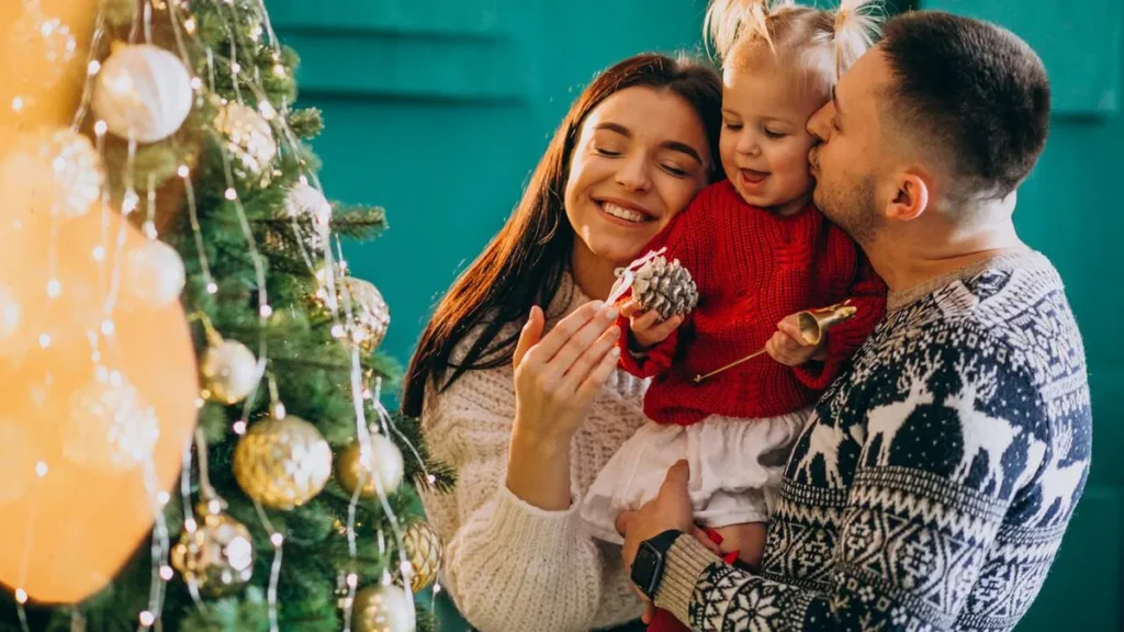 Imagem Familia feliz celebrando o fim de ano do artigo O valor da presença: celebrando pessoas e momentos