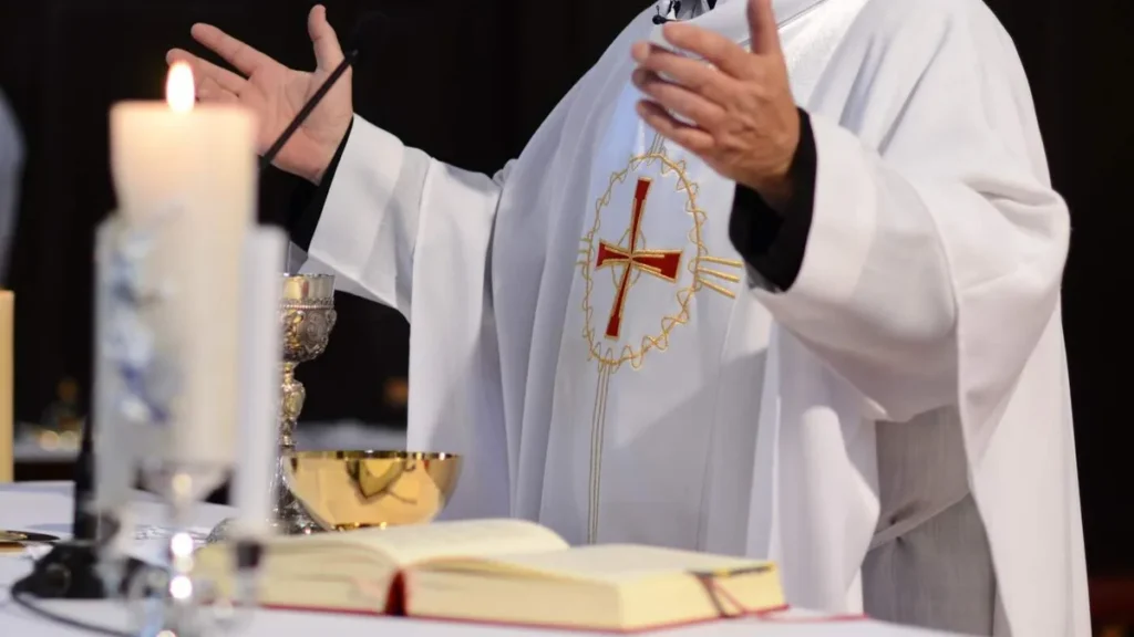 Imagem Maos do padre na celebracao do artigo Sacramentos da Santa Igreja: tire suas dúvidas sobre a Ordem