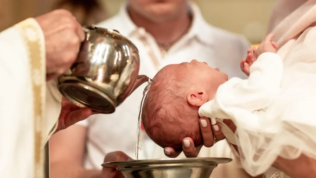 Imagem bebe sendo batizado do artigo Sensus fidei: dom que fortalece a caminhada sinodal do cristão