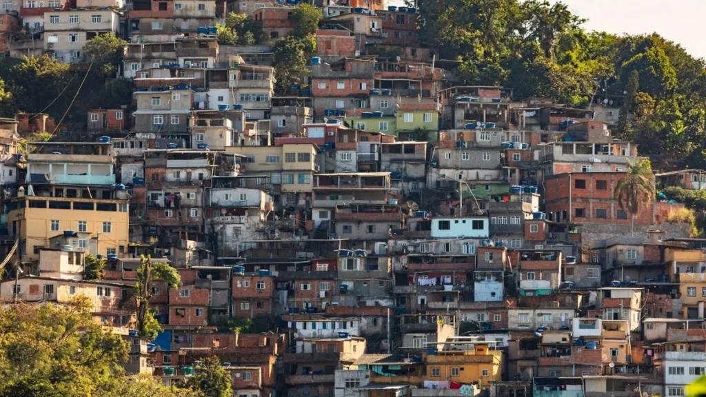 Imagem casas no morro em uma comunidade brasileira do artigo Fraternidade e Moradia: o desafio que atravessa gerações