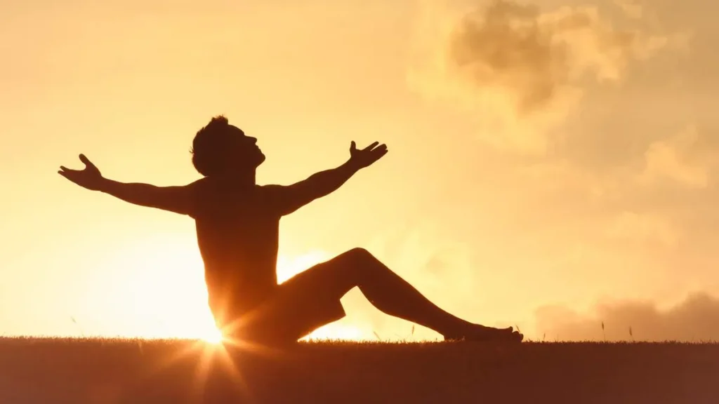 Imagem fe esperanca por do sol homem do artigo Reflexão Semanal: como a dúvida pode fortalecer nossa fé