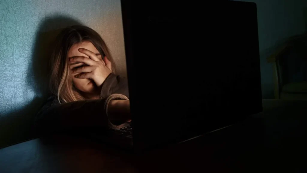 Imagem garota com os olhos fechados vendo algo improprio do artigo Como orientar os filhos no mundo digital