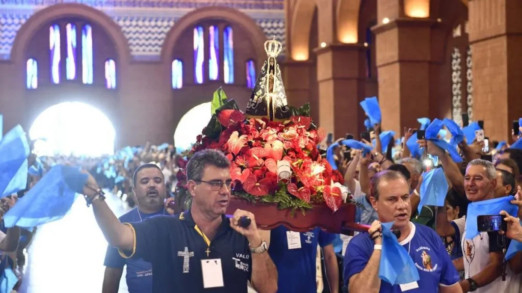 Imagem homens com o andor ornado de flores e com a imagem de nossa senhora aparecida na romaria do terco dos homens 2025 do artigo Saiba o que há na programação da 18ª Romaria do Terço dos Homens