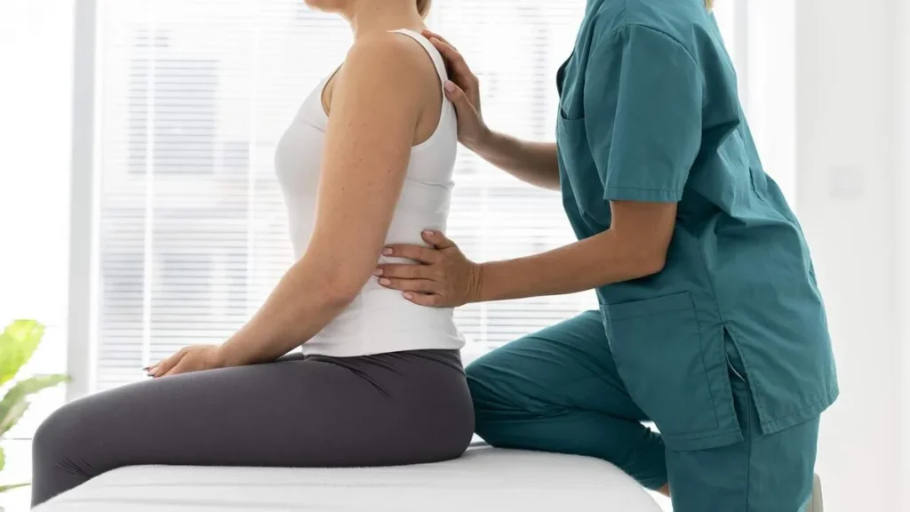 Imagem jovem fisioterapeuta ajudando um paciente com problemas nas costas Easy Resize.com do artigo Vida Saudável: Saúde da coluna para mais bem-estar no dia a dia