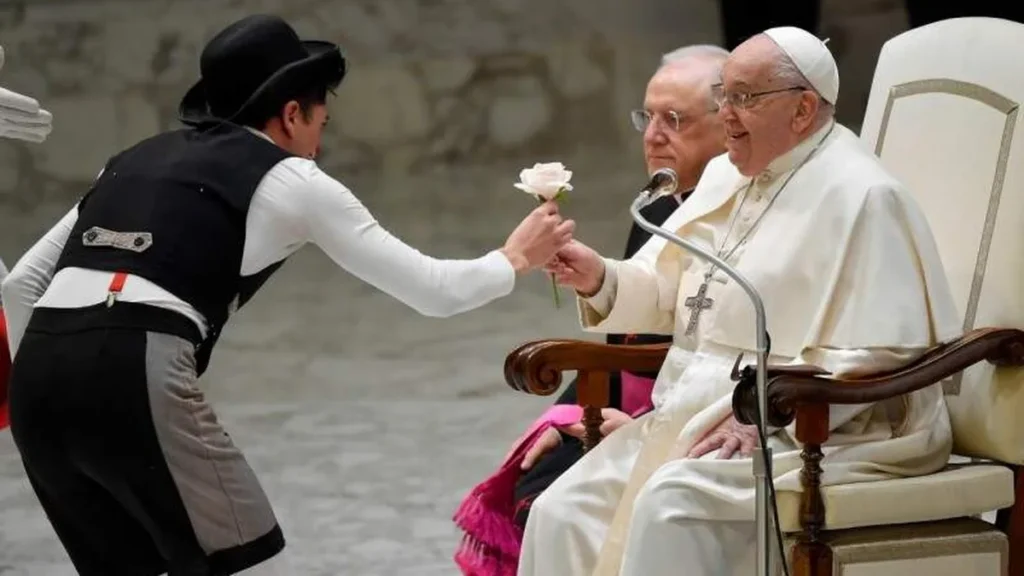 Imagem papa francisco recebe flor durante audiencia geral em janeiro 2025 do artigo Quais presentes o Papa Francisco nos deixou?
