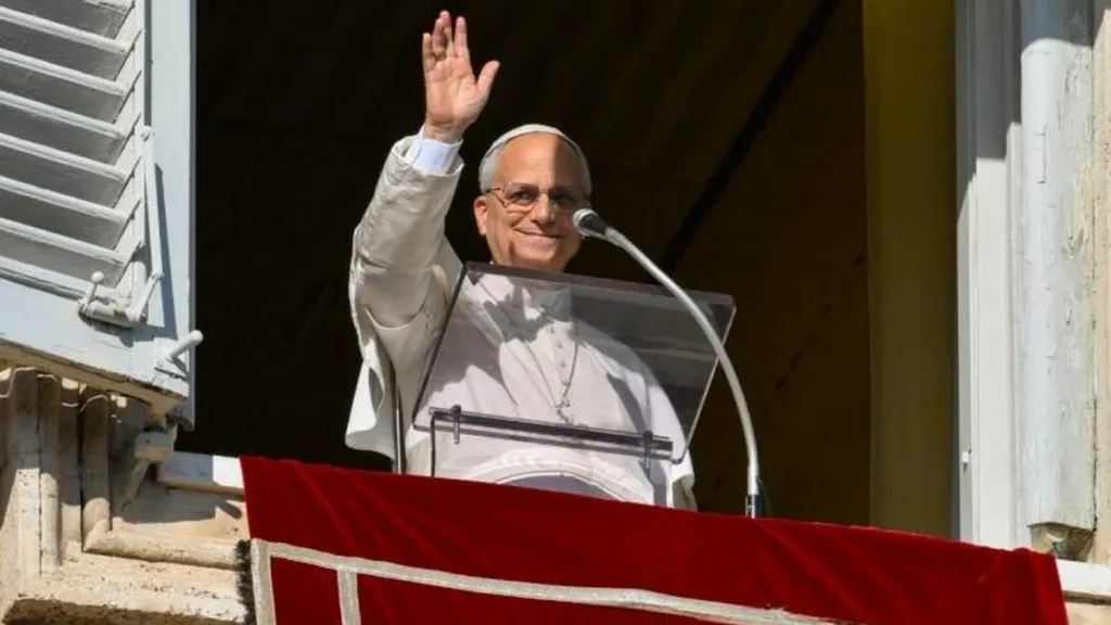 Imagem papa leao xiv acena da janela do palacio apostolico no angelus da imaculada conceicao em 2025 do artigo Papa: “A força do 'sim' de Maria pode ser o nosso também”