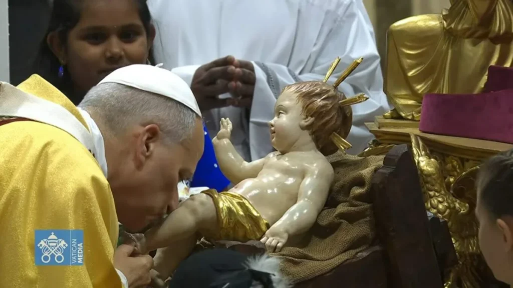 Imagem papa leao xiv beija imagem de menino jesus na missa do galo do artigo Papa Leão XIV celebra sua 1ª Missa do Galo no Vaticano