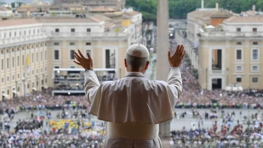 Imagem papa leao xiv de costas acenando ao povo do artigo 12 intenções de oração de Leão XIV para rezar o ano todo
