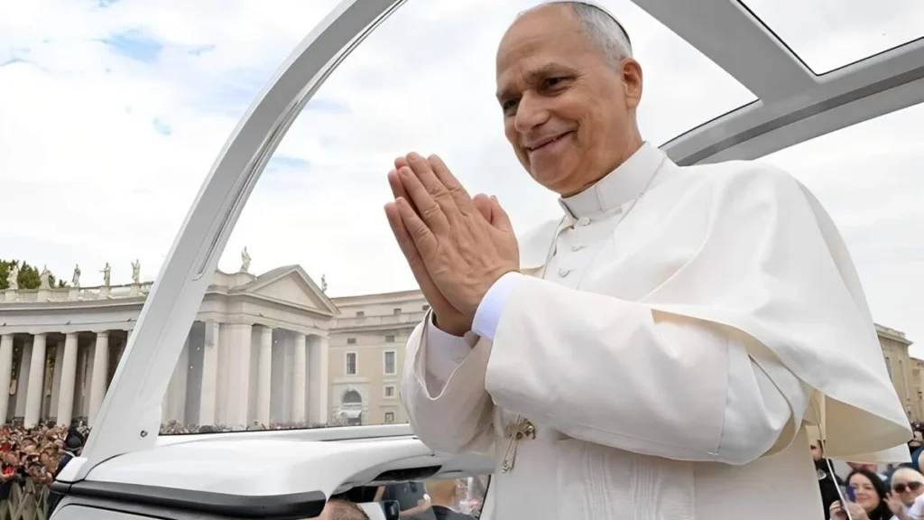 Imagem papa leao xiv no papa movel de maos postas 2025 do artigo Redentoristas se preparam para audiência com Papa Leão XIV