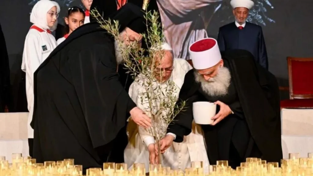 Imagem papa leao xiv planta uma arvore de oliveira em encontro ecumenico no libano do artigo Leão XIV visita o Líbano e pede reconciliação duradoura