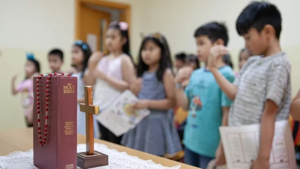 Imagem criancas reunidas na catequese do artigo Catequese: por que ela é essencial para toda a Igreja?