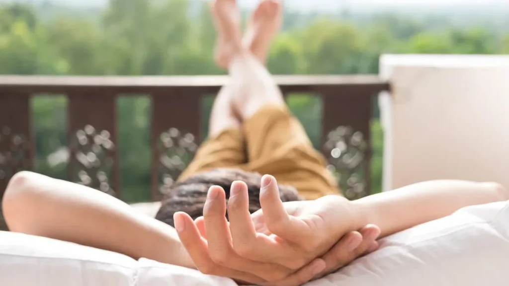 Imagem jovem relaxar na cama e apreciar vista da montanha Easy Resize.com do artigo Férias para o corpo e para a mente! Saiba como desacelerar