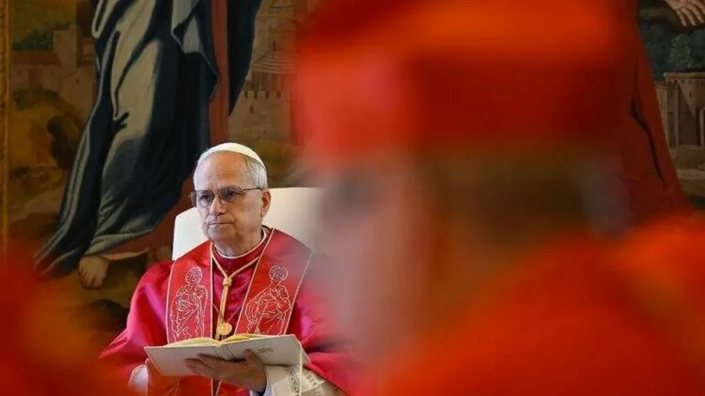 Imagem papa leao xiv em encontro com cardeais do artigo Tudo o que você precisa saber sobre o primeiro Consistório do Papa