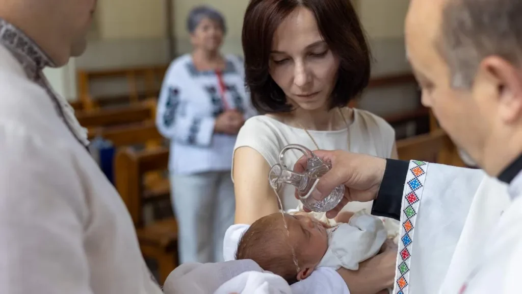 Imagem padrinhos de batismo crianca sendo batizada do artigo 6 requisitos necessários para a escolha dos padrinhos de Batismo