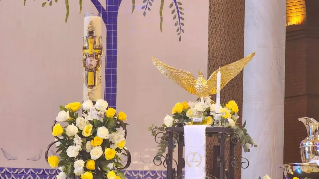Imagem cirio pascal e pomba do espirito santo no altar central do santuario nacional na festa do batismo do senhor 2026 do artigo Batismo do Senhor recorda a dignidade dos filhos de Deus
