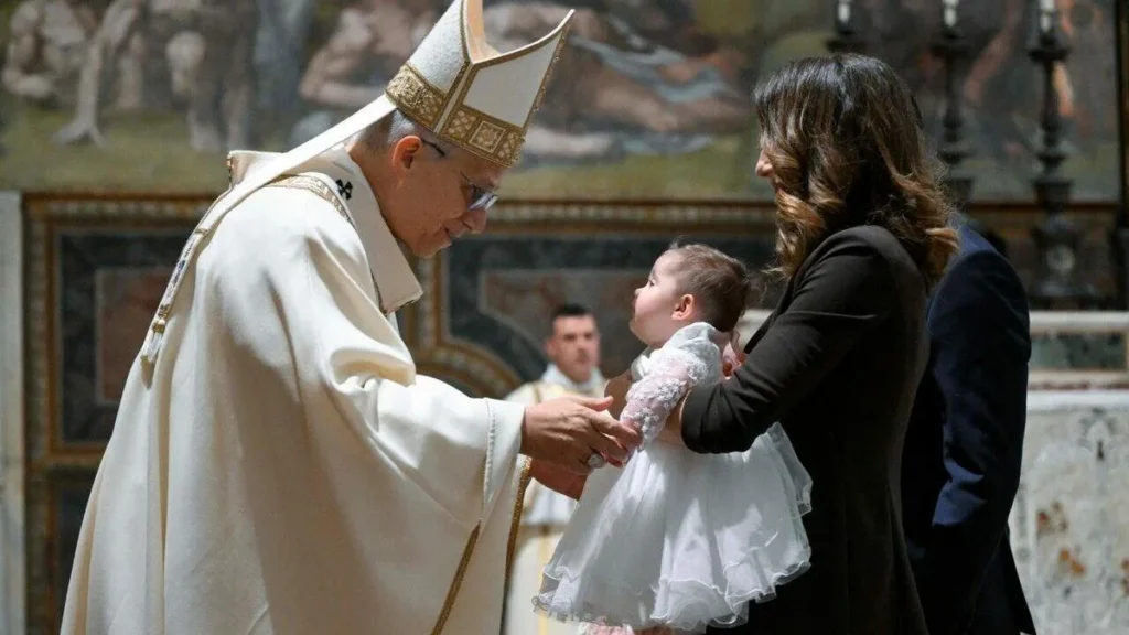 Imagem papa leao XIV batizando criancas na capela sistina em janeiro de 2026 do artigo Papa Leão XIV destaca o Batismo como identidade cristã