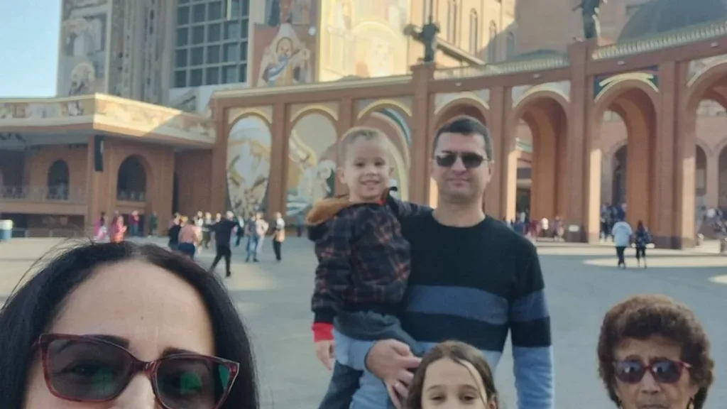 Imagem Familia na fachada sul do santuario nacional do artigo História de Fé: Aline Aparecida Oliveira, Alfenas/MG