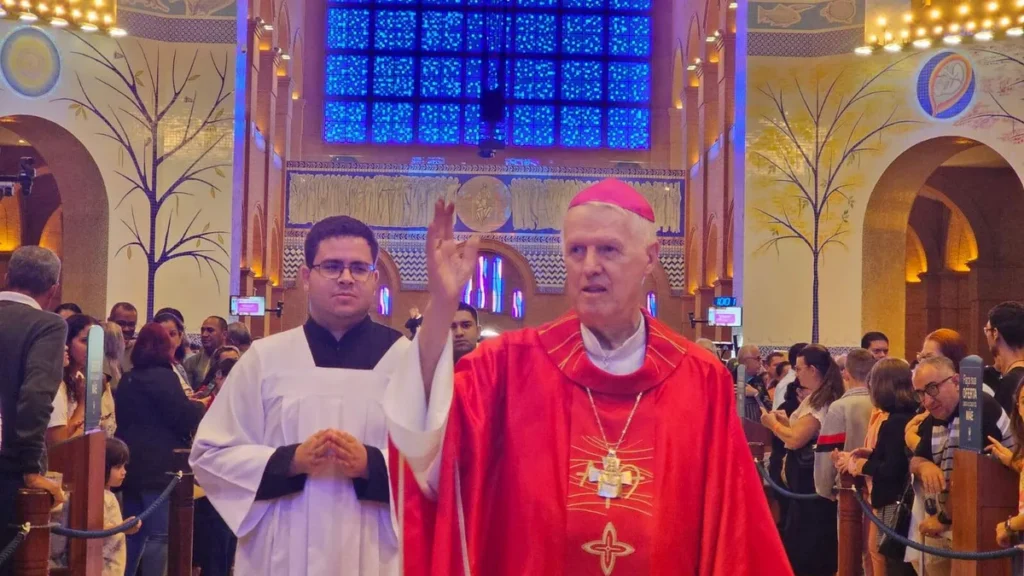 Imagem Dom Orlando acenando para os fieis na procissao de entrada do artigo Dom Orlando celebra 9 anos como Arcebispo de Aparecida