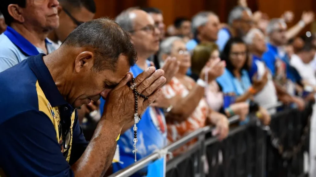 Imagem Homem do Terco rezando do artigo A Romaria Nacional do Terço dos Homens se aproxima