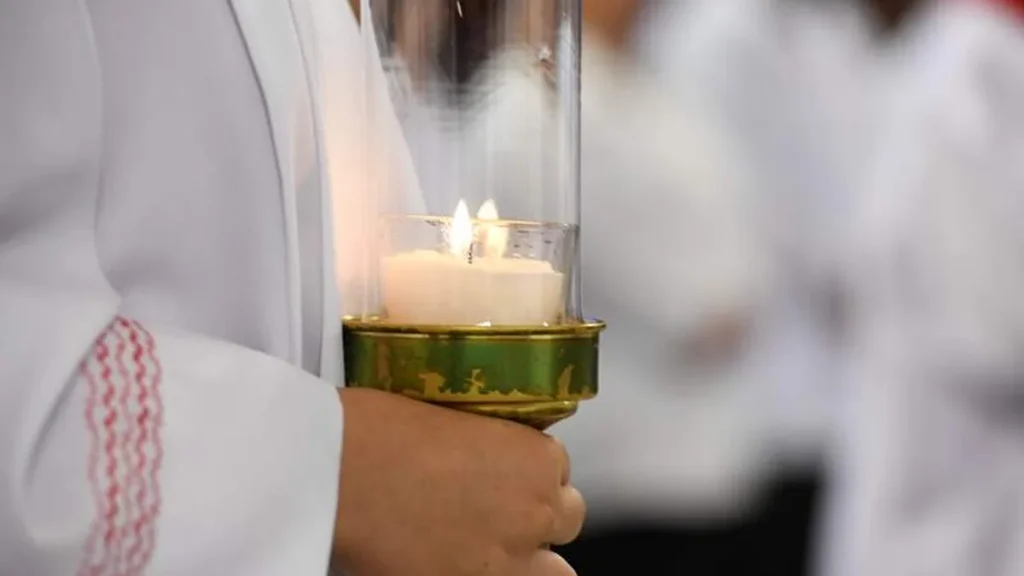 Imagem Mao segurando uma vela do artigo Sal da Terra e Luz do Mundo, Sublime Missão