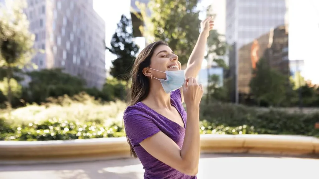 Imagem Mulher saudavel e feliz com a imunidade em dia do artigo Imunidade em dia para recomeçar o ano com energia e foco