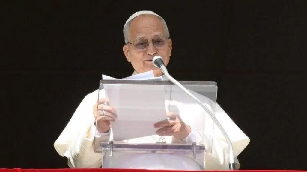 Imagem Papa Leao XIV rezando o Angelus do artigo Papa pede para que fiéis acolham com alegria o chamado de Deus