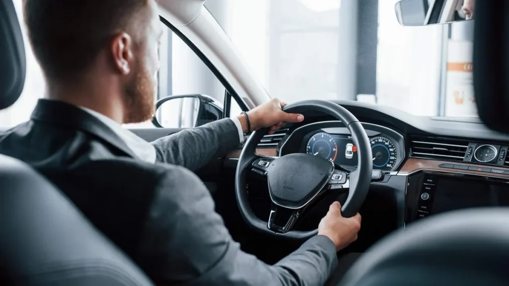 Imagem Homem dirigindo do artigo Detran aprova carros automáticos para quem vai tirar a CNH