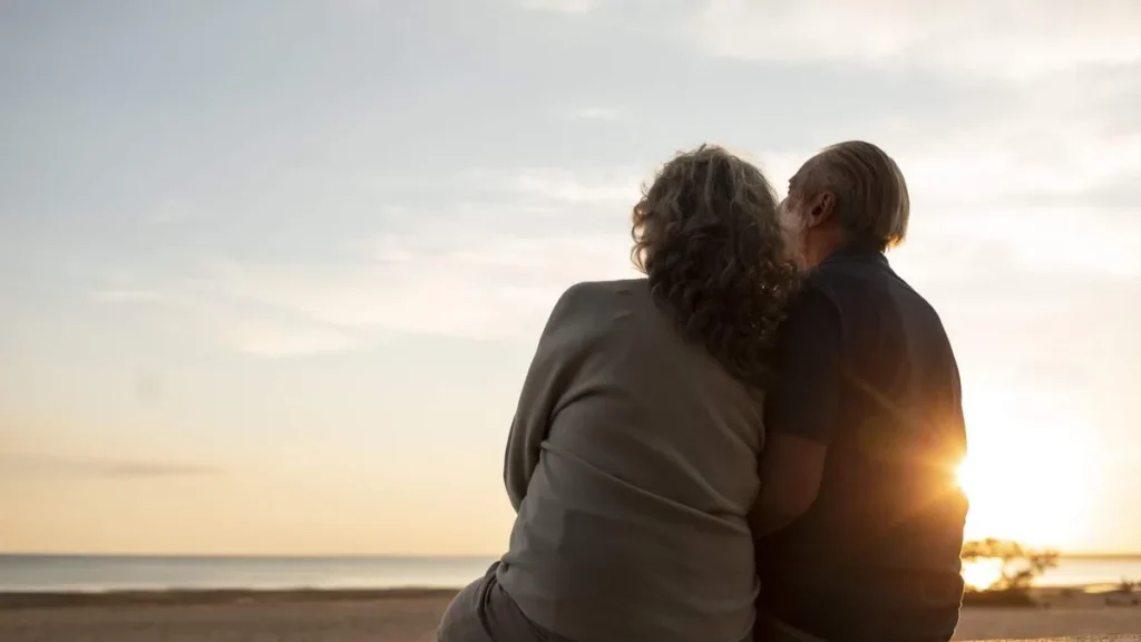 Imagem Casal admirando o por do sol do artigo Longevidade também se constrói com escuta